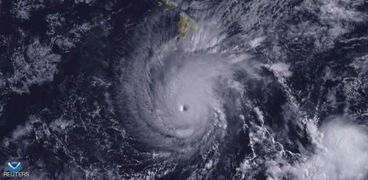 "لين" يقترب ويهدد هاواي الأميركية برياح عاتية وأمواج خطيرة