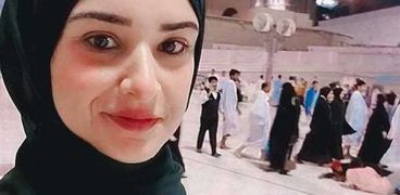 الإعلامية آلاء عبد العزيز بالحجاب أثناء أداء العمرة