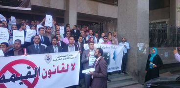 وقفة احتجاجية للعشرات من المحامين أمام أبواب مجمع محاكم ونيابات المحلة للتنديد بقانون القيمة المضافة