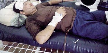 أحد المصابين يتلقى العلاج داخل مستشفى «حميات سوهاج»