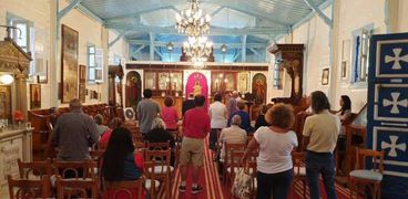 الصلاة داخل كنيسة أبو قير التاريخية