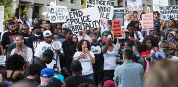 مظاهرات فى الولايات اﻟﻤتحدة الأمريكية ضد عنصرية الشرطة