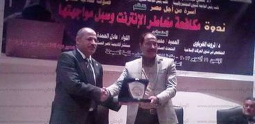 نائب رئيس جامعة عين شمس أثناء تكريمه للواء عادل العمده