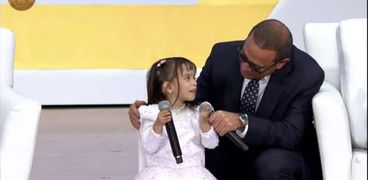 الطفلة مكة عصام خلال احتفالية «قادرون باختلاف»