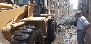 سكرتير مساعد محافظة سوهاج يقود حملة لنظافة مدينة طهطا