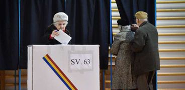 الناخبون في رومانيا يدلون بأصواتهم في الدورة الثانية من الانتخابات الرئاسية