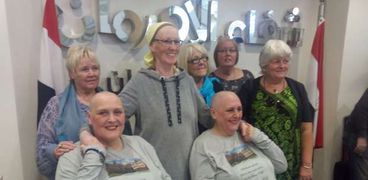 شقيقتان بريطانيتان يحلقن شعر رأسهن تضامنا مع مرضى السرطان في الأقصر