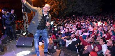 بالصور| "دياب" يتألق في حفل جامعة القاهرة بحضور طلابي كبير