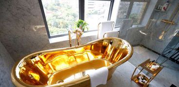حمام مصنوع من الذهب بالفندق الفيتنامي