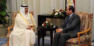 الرئيس السيسي وملك البحرين فى لقاء سابق - ارشيف