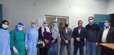 فريق طبي يجري جراحة دقيقة لمُسنة مصابة بكورونا في ناصر العام ببني سويف