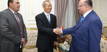 محافظ القاهرة يستقبل وفد من بكين