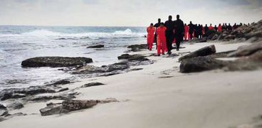 مشهد من الفيديو الذى بثه تنظيم «داعش» لإعدام المصريين فى ليبيا