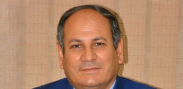 الدكتور عادل عبد العظيم رئيس مركز البحوث الزراعية الجديد