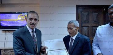 محافظ أسيوط يكرم "محمد فهمي" رئيس مركز أبوتيج لبلوغه سن المعاش