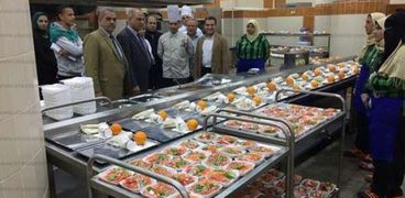 رئيس جامعة كفر الشيخ يتفقد المستفى الجامعى والمطبخ المركزى