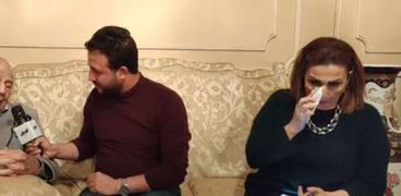 هبة رشوان توفيق تمسح دموعها خلال لقاء مع تلفزيون الوطن