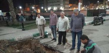 إصلاح هبوط أرضي بمنطقة القناطر بمدينة الزقازيق