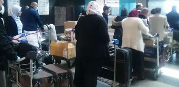 مطار القاهرة الدولي يستقبل رحلة قادمة من الرياض لإعادة 299 مصري عالق