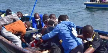 تنزانيا تبدأ دفن ضحايا غرق العبارة في بحيرة فكتوريا