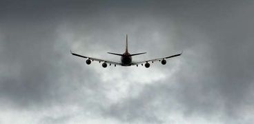 الطائرة بوينج 747 في سماء هولندا عقب إقلاعها