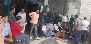 أفراد الأمن الإداري بمستشفى شبين الكوم الجامعي يضربون عن العمل للمطالبة بالتثبيت للمرة الثانية خلال أسبوع