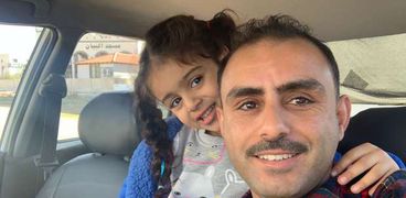 الأب الأردني برفقة ابنته أرياف