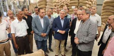محافظ المنيا يتابع أعمال توريد القمح