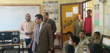 رئيس مدينة "ناصر" يفاجأ المدارس لمتابعة سير العملية التعليمية ببني سويف
