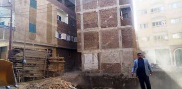 إخلاء عمارة سكنية بحي شرق سوهاج بسبب أعمال حفر بجوارها