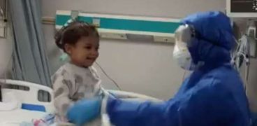الممرضة مع الطفلة