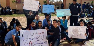 طلاب مدارس المتفوقين للعلوم والتكنولوجيا خلال اعتصامهم