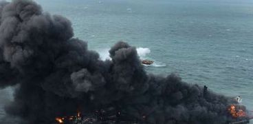 حوادث: حريق في سفينة غرب اندونيسيا..ارتفاع قتلى شامبلين إلى 94 شخصا