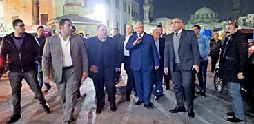 صور.. محافظ القاهرة يقود حملة لتنفيذ قرار غلق المقاهي والمطاعم