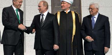 بوتين وأردوغان وأبومازن خلال افتتاح المسجد الكبير