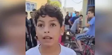 طفل فلسطيني يدين قصف الاحتلال لمدرسة الفاخورة