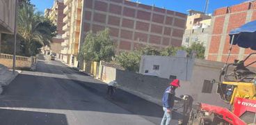 خلال أعمال رصف شوارع في مدينة مرسى مطروح