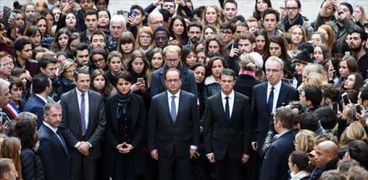 بالصور| أولاند وحكوميون يقفون دقيقة صمت حدادا على ضحايا "هجمات باريس"