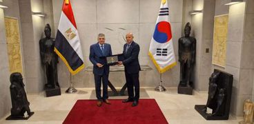 الفريق ربيع وسفير مصر في كوريا الجنوبية