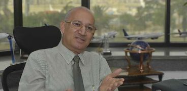 الطيار رشدى زكريا رئيس الشركة القابضة لمصر للطيران