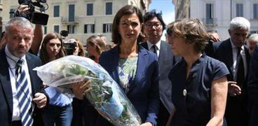 رئيسة مجلس النواب الإيطالي تضع الزهور