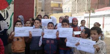 بالصور :مدرس يعطي حصص لطلاب مدرسة بالمحلة لتعليم نشيد الصاعقة المصرية