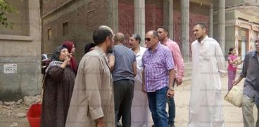 رئيس سمنود يقرر إحالة  8 من عاملي الوحدة المحلية بقرية "ابوصير"للتحقيق