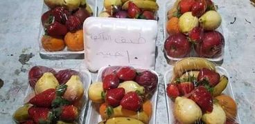 مواطنين يروجون لمبادرة فاكهة الغلابة