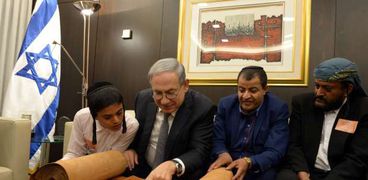 رئيس الوزراء الإسرائيلي بنيامين نتنياهو يستقبل مهاجرين يهود من اليمن ويقرأ في مخطوطة توراة - أرشيفية