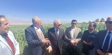 وزير الزراعة ومحافظ جنوب سيناء يتفقدان مزرعة المغربي بالطور