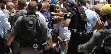 جنود إسرائيليون يمنعون مصلين من دخول المسجد الأقصى