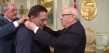الرئيس التونسي يكرم عادل امام
