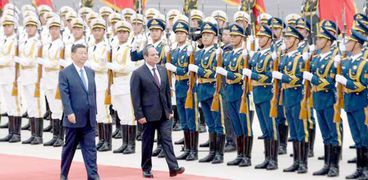 الرئيس السيسي يستعرض حرس الشرف لدى وصوله إلى الصين لإجراء مباحثات مع نظيره «شي جين بينج»