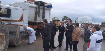 تصادم سيارة نقل ثقيل بالحواجز الخرسانية بطريق الإسكندرية الصحراوي